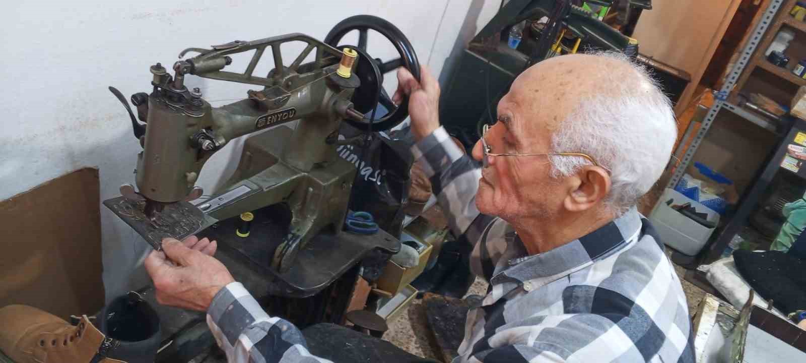İzmir’de 60 yıllık ayakkabı ustası teknolojiye karşı direniyor
İzmir’de 60 yıllık ayakkabı ustası teknolojiye karşı direniyor