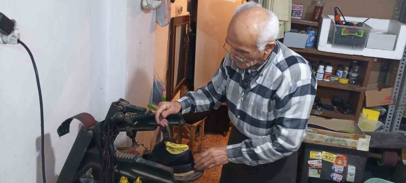 İzmir’de 60 yıllık ayakkabı ustası teknolojiye karşı direniyor
İzmir’de 60 yıllık ayakkabı ustası teknolojiye karşı direniyor