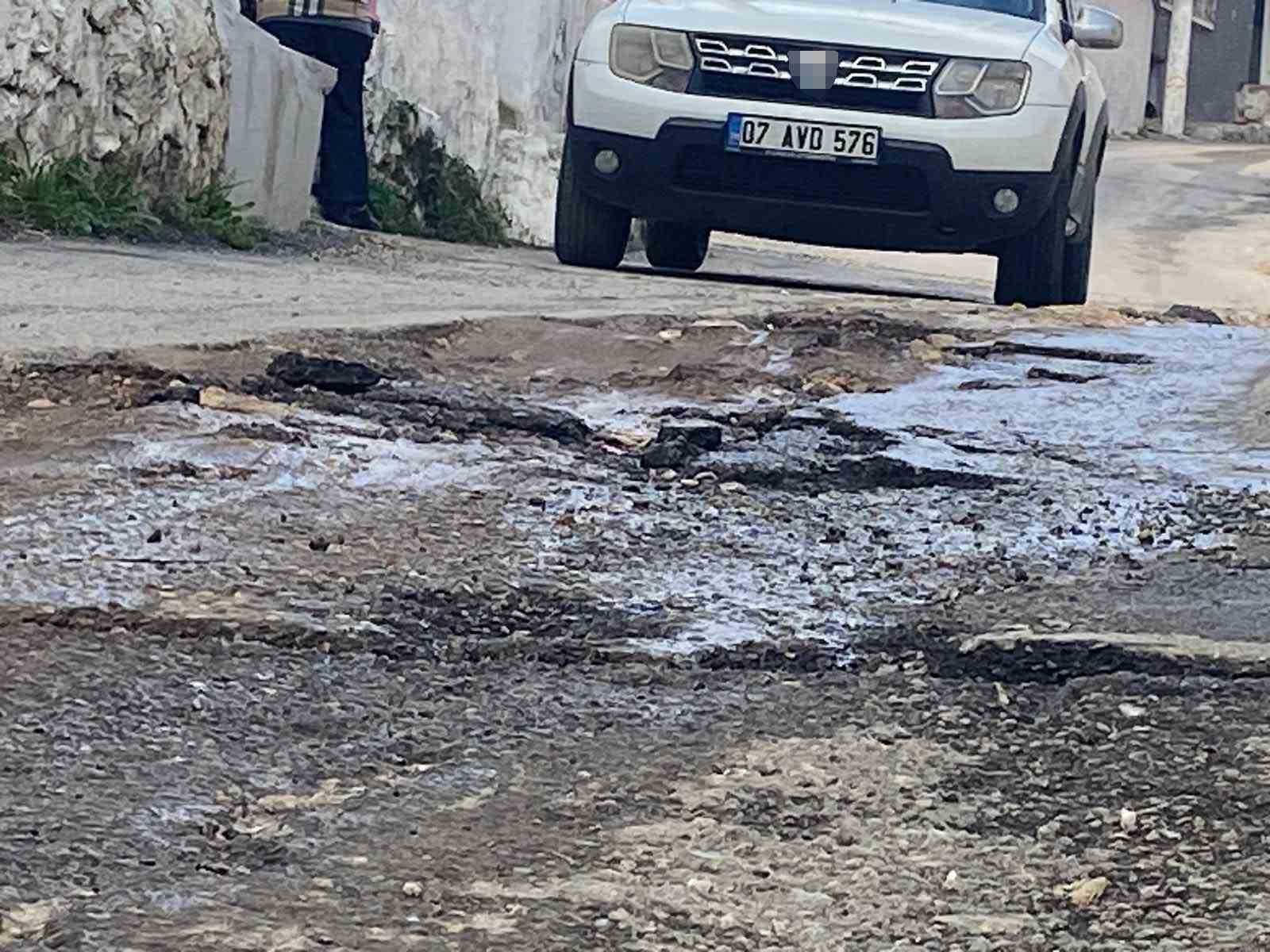 İzmir’de altyapı çalışmaları yolları köstebek yuvasına çevirdi
