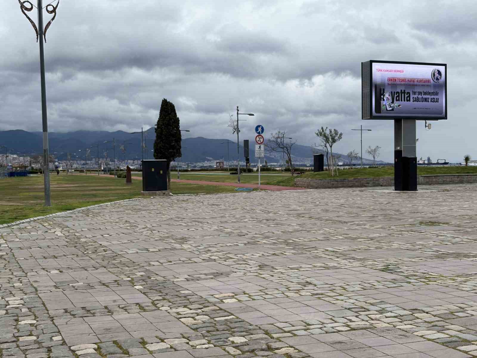 İzmir’de bayram tatili sessizliği Gündoğdu Meydanı’na yansıdı
