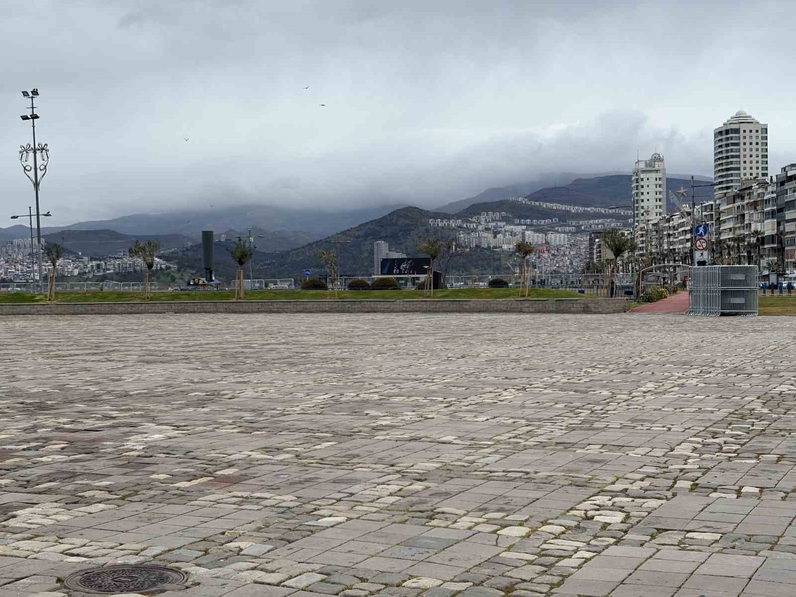 İzmir’de bayram tatili sessizliği Gündoğdu Meydanı’na yansıdı
