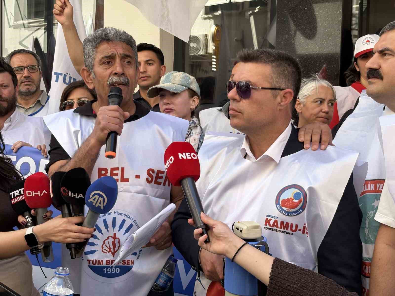 İzmir’de belediye memurları CHP’nin kapısına dayandı
