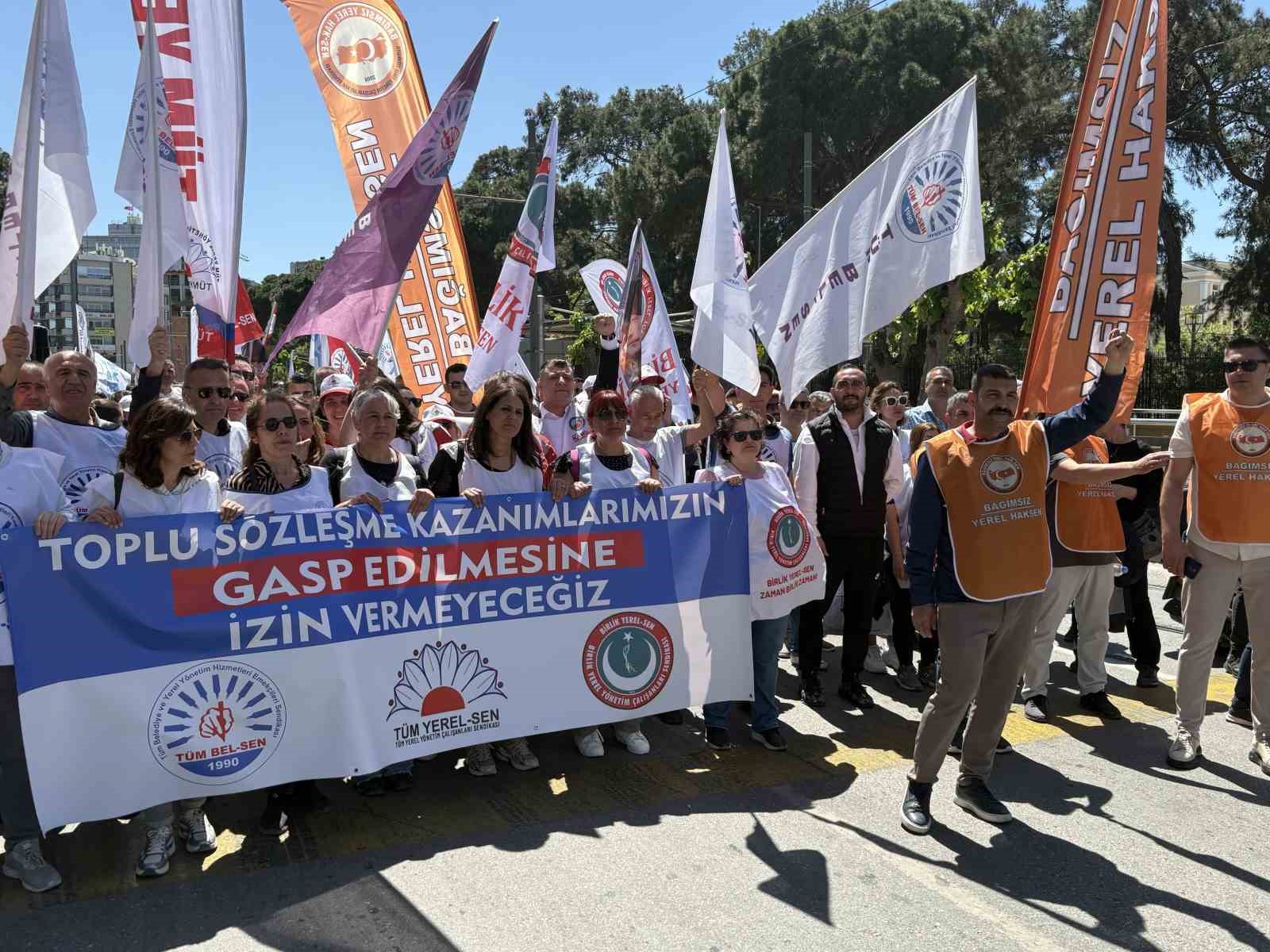 İzmir’de belediye memurları CHP’nin kapısına dayandı
