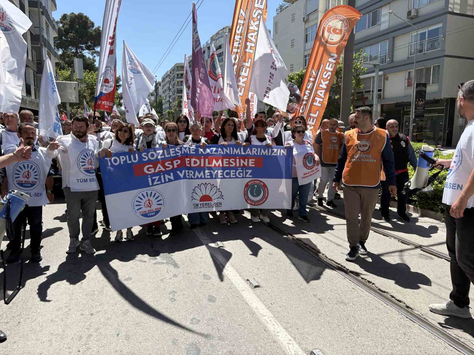İzmir’de belediye memurları CHP’nin kapısına dayandı
