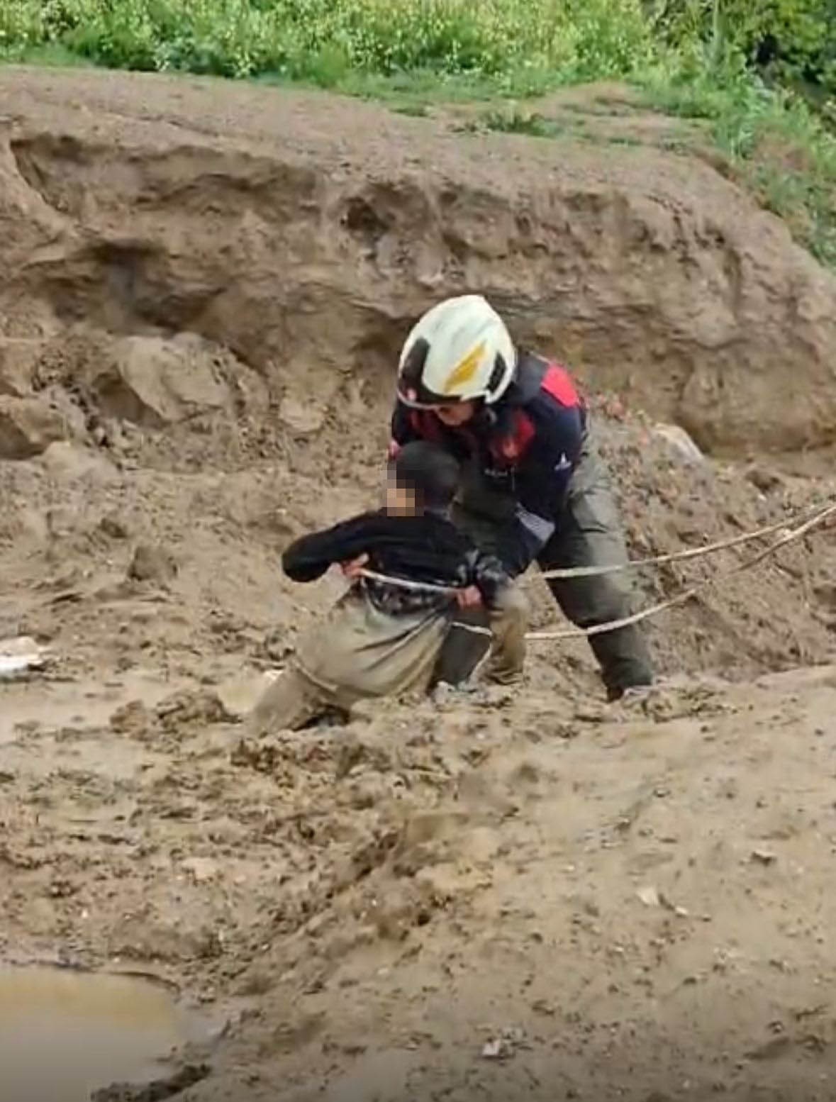 İzmir’de çamura saplanan çocukları itfaiye kurtardı
İzmir’de çamura saplanan çocukları itfaiye kurtardı