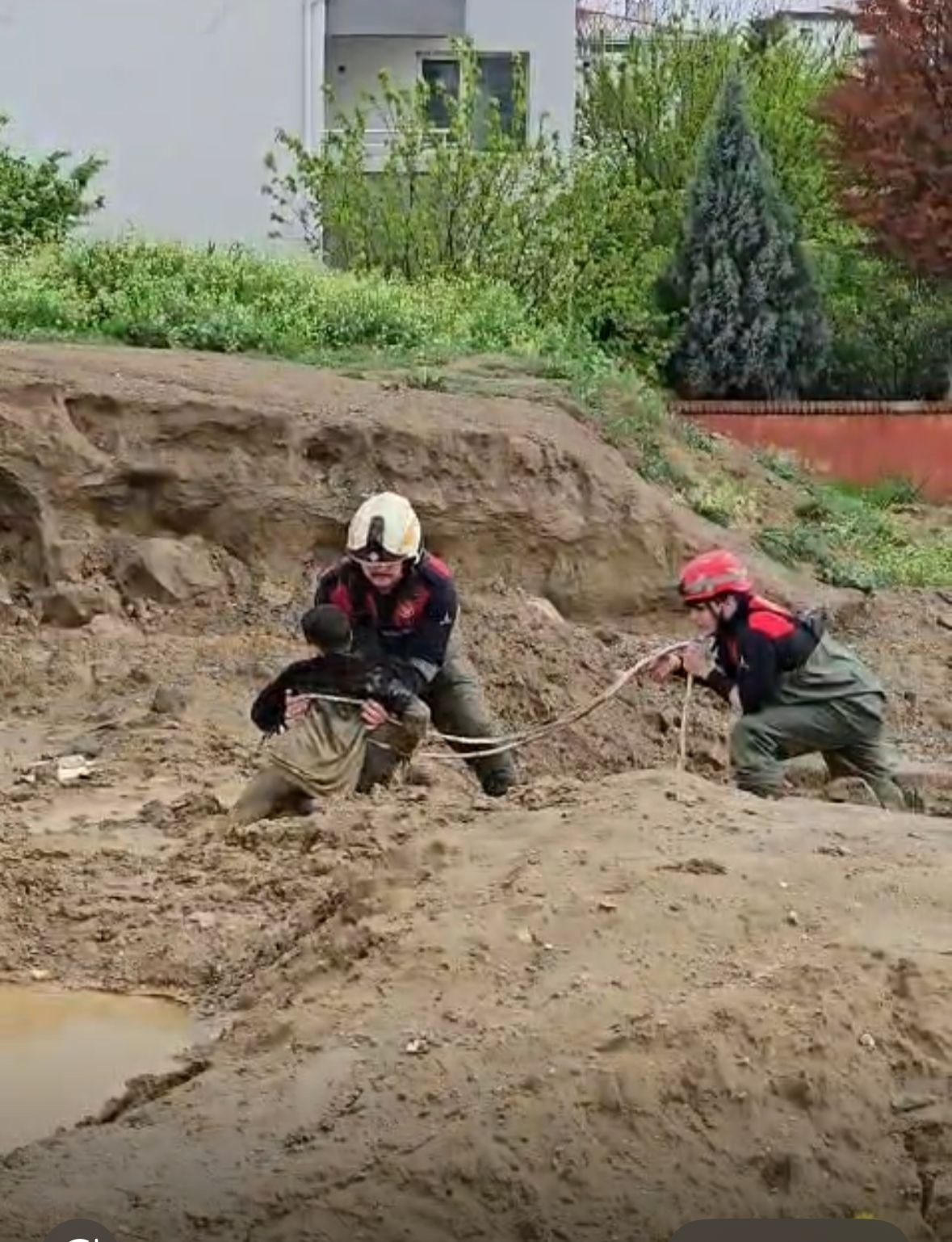 İzmir’de çamura saplanan çocukları itfaiye kurtardı
İzmir’de çamura saplanan çocukları itfaiye kurtardı