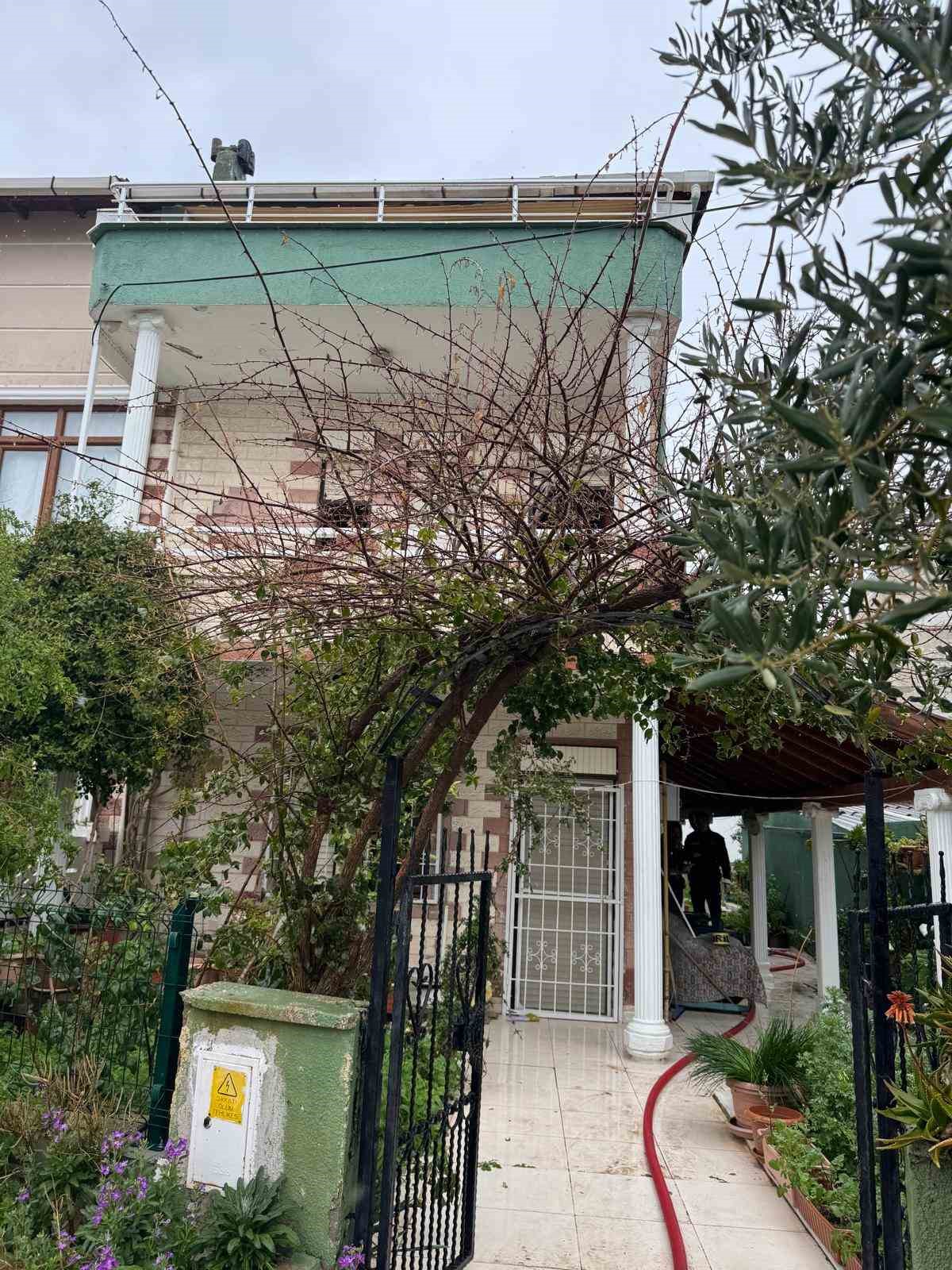 İzmir’de çıkan ev yangınında bir kişi hayatını kaybetti
