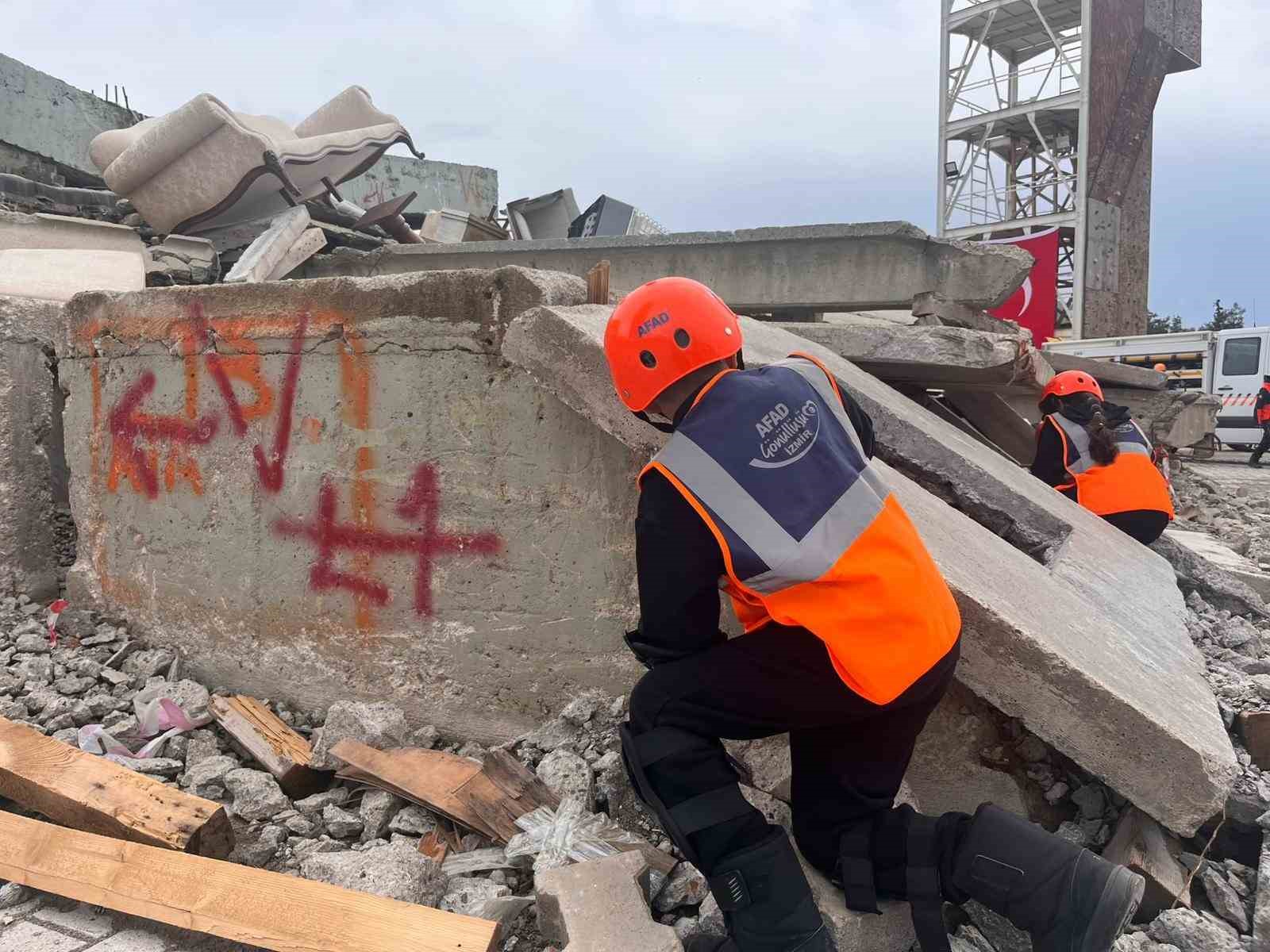 İzmir’de çocuklar 23 Nisan etkinliklerinde kriz yönetiminin başına geçti
