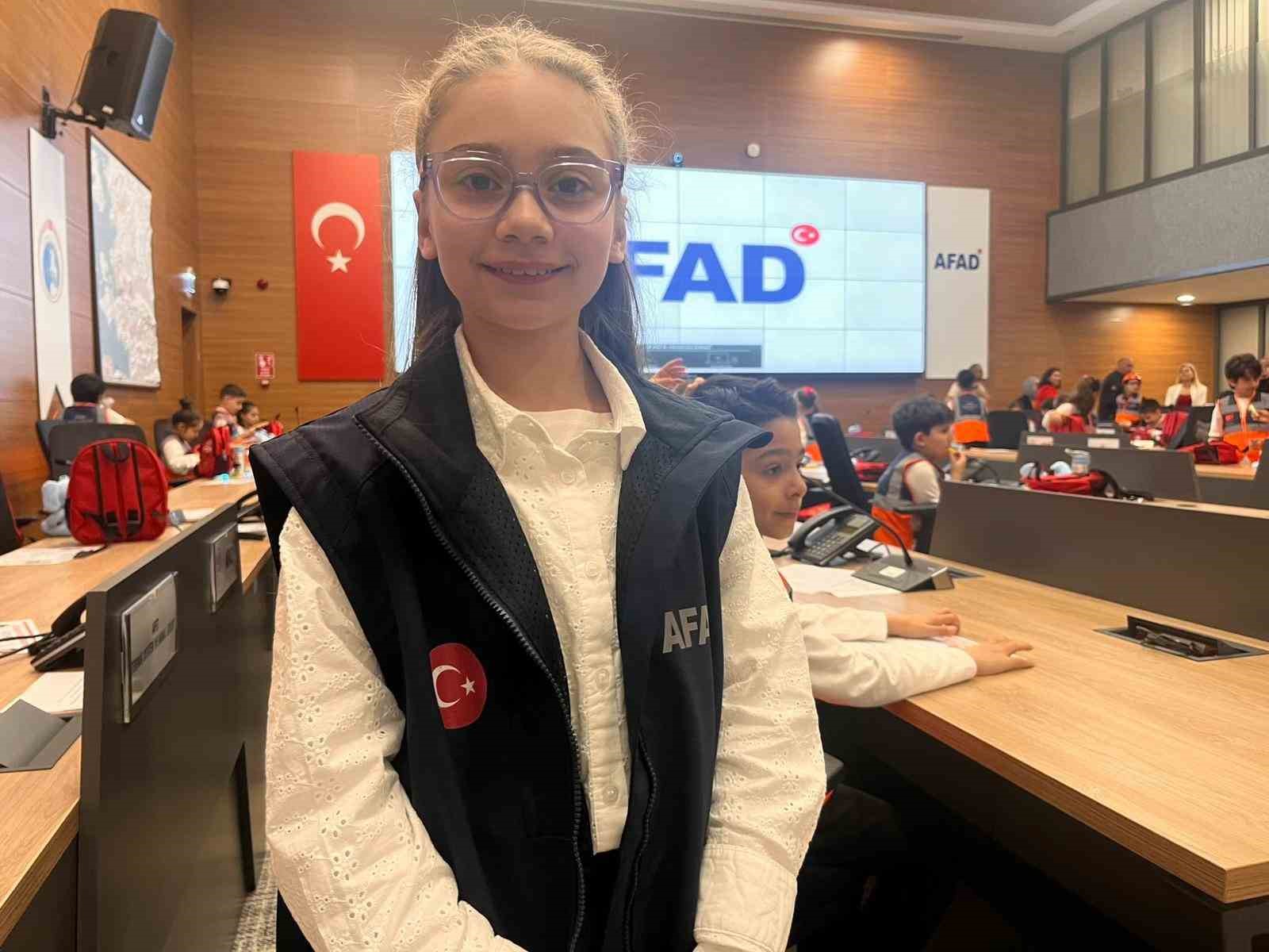 İzmir’de çocuklar 23 Nisan etkinliklerinde kriz yönetiminin başına geçti
