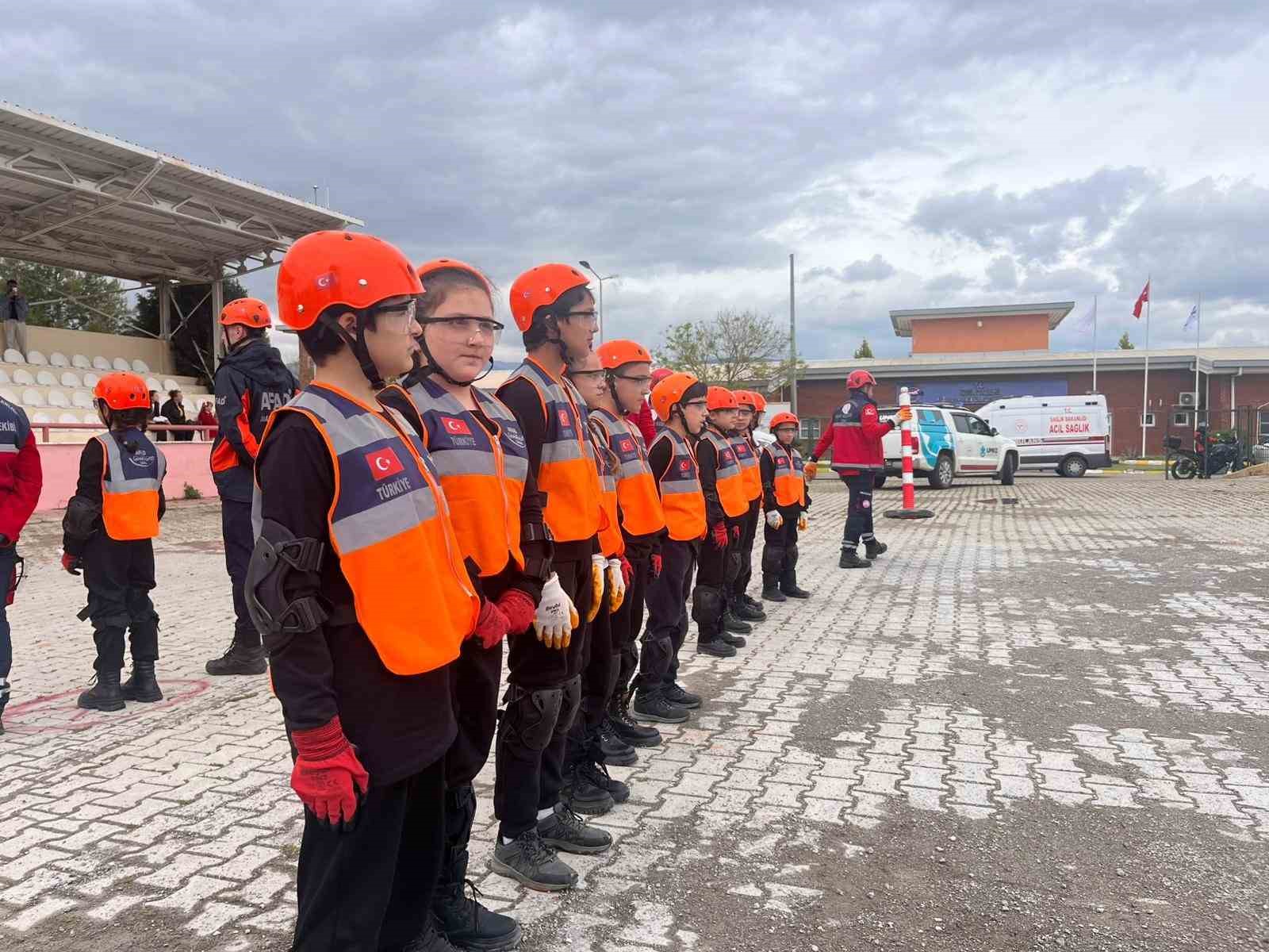 İzmir’de çocuklar 23 Nisan etkinliklerinde kriz yönetiminin başına geçti
