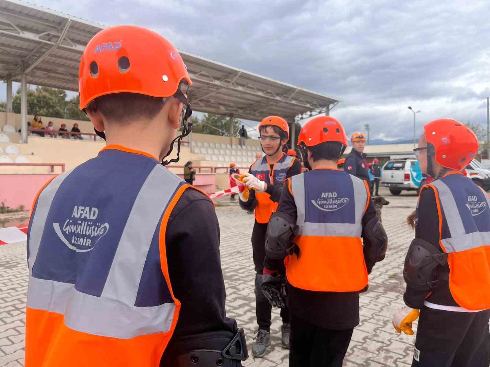 İzmir’de çocuklar 23 Nisan etkinliklerinde kriz yönetiminin başına geçti
