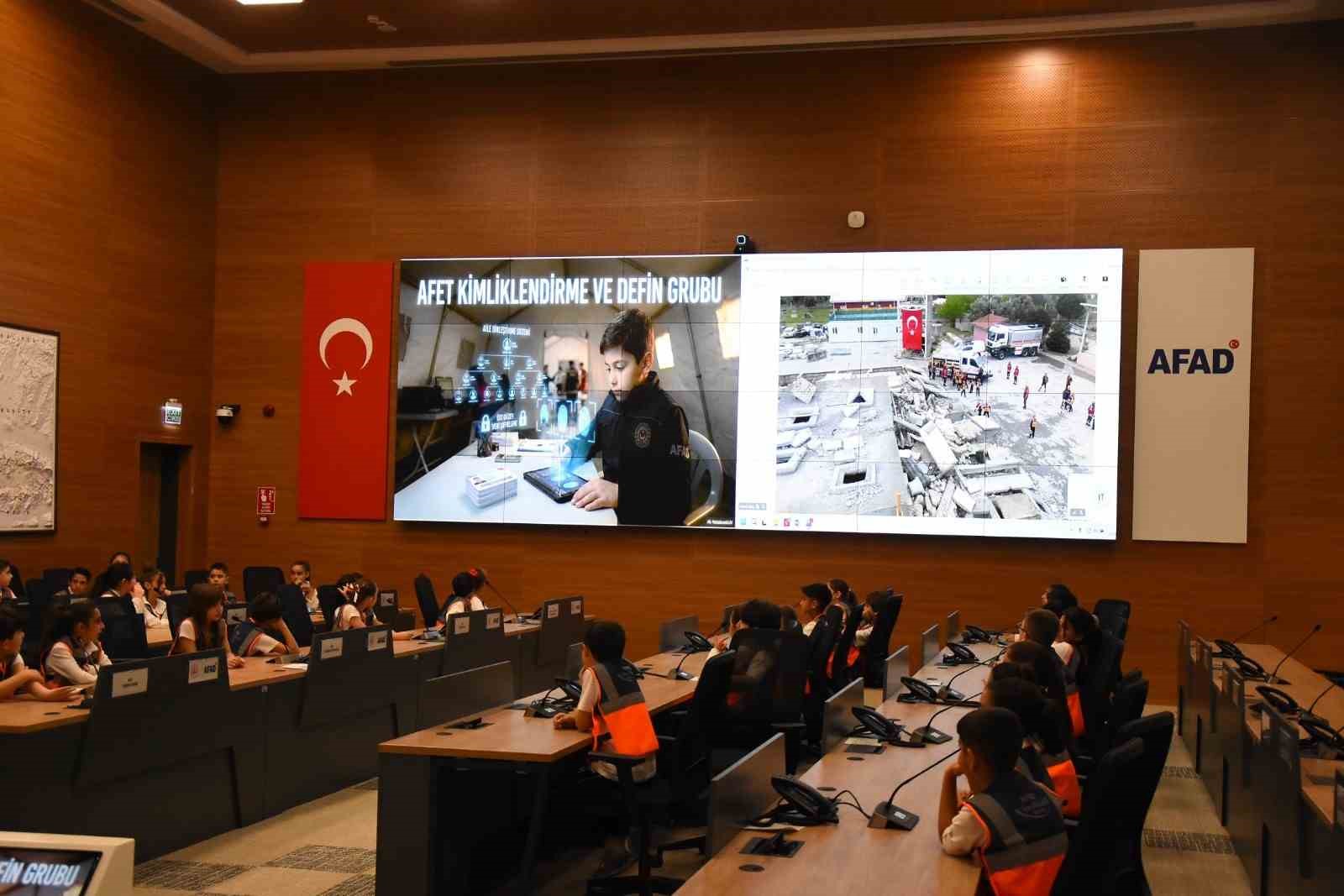 İzmir’de çocuklar 23 Nisan etkinliklerinde kriz yönetiminin başına geçti
