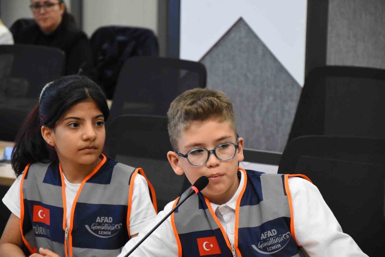 İzmir’de çocuklar 23 Nisan etkinliklerinde kriz yönetiminin başına geçti
