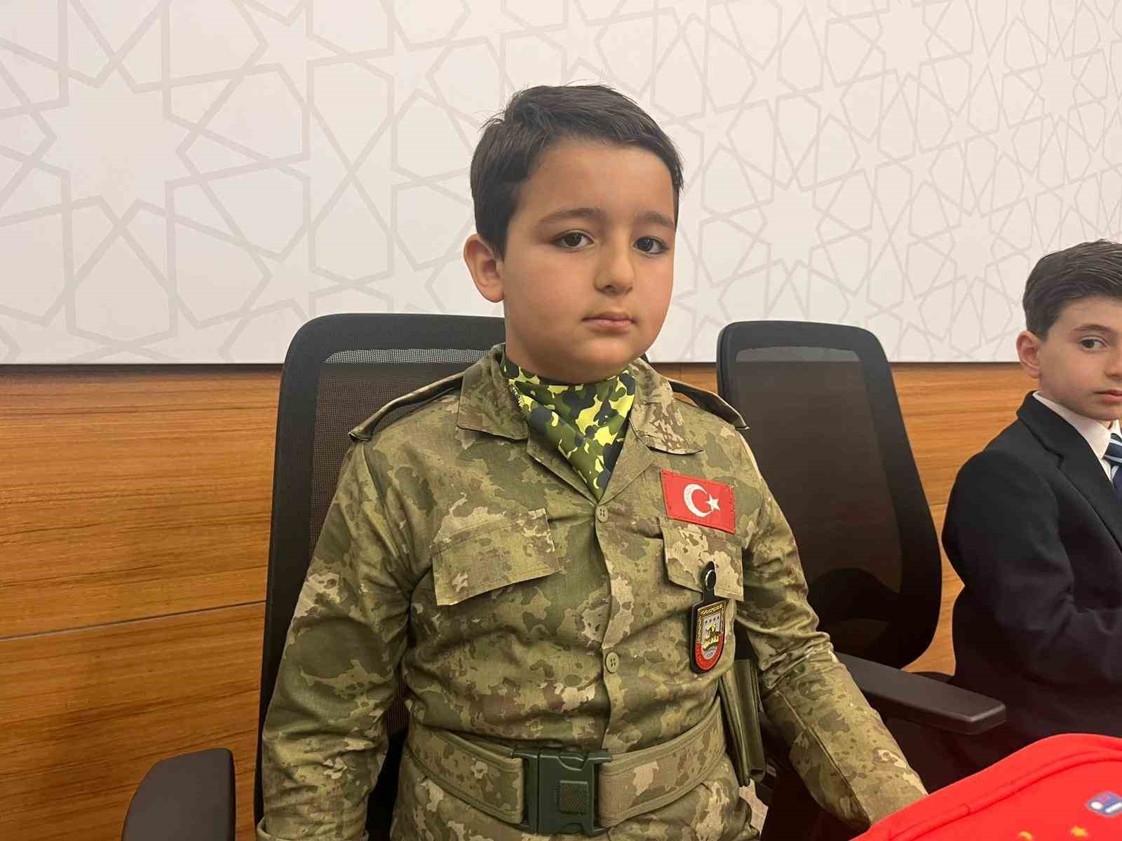 İzmir’de çocuklar 23 Nisan etkinliklerinde kriz yönetiminin başına geçti
