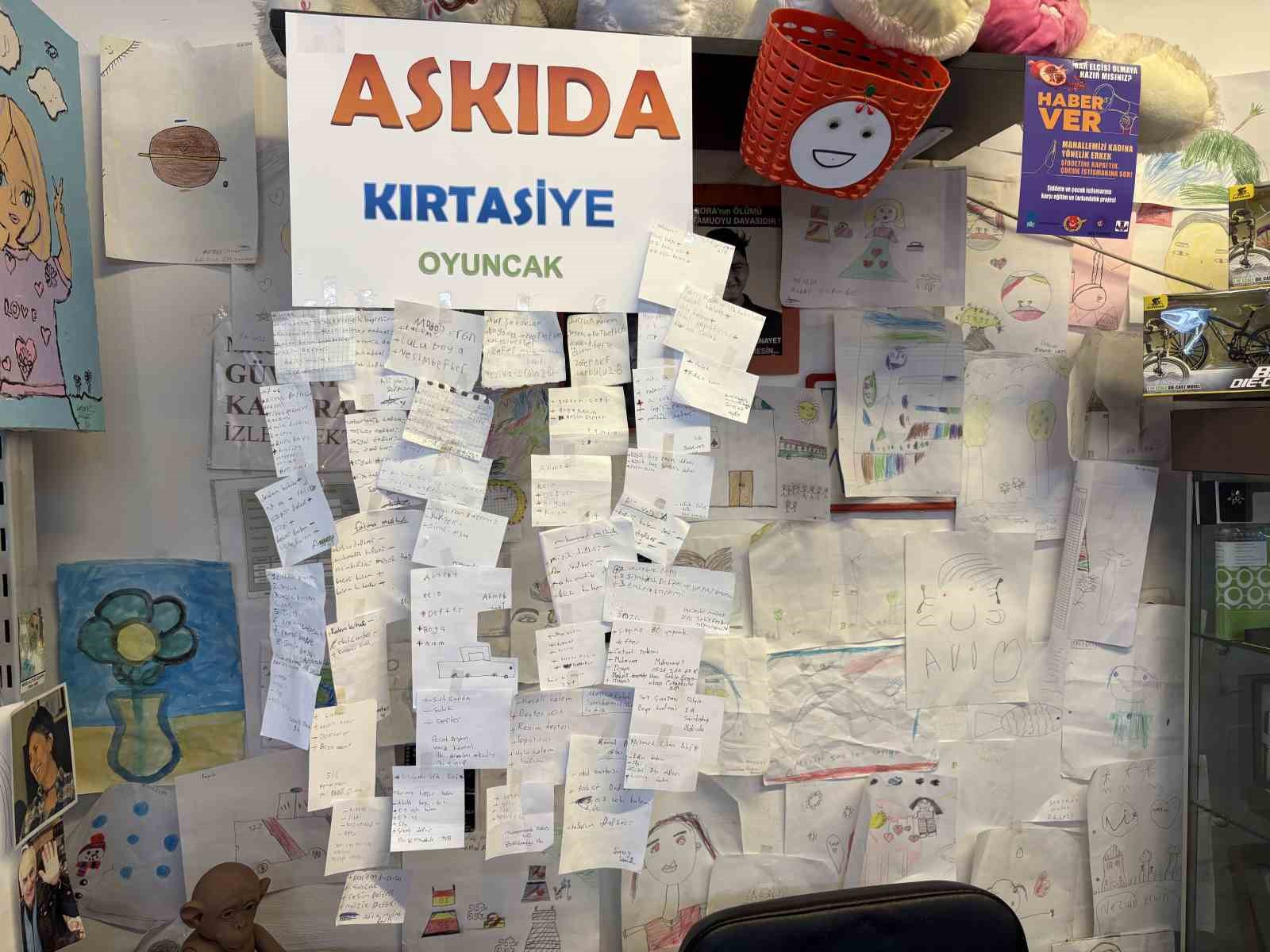 İzmir’de defter ve kalemler ‘askıda kırtasiye’ ile sahiplerini buluyor
