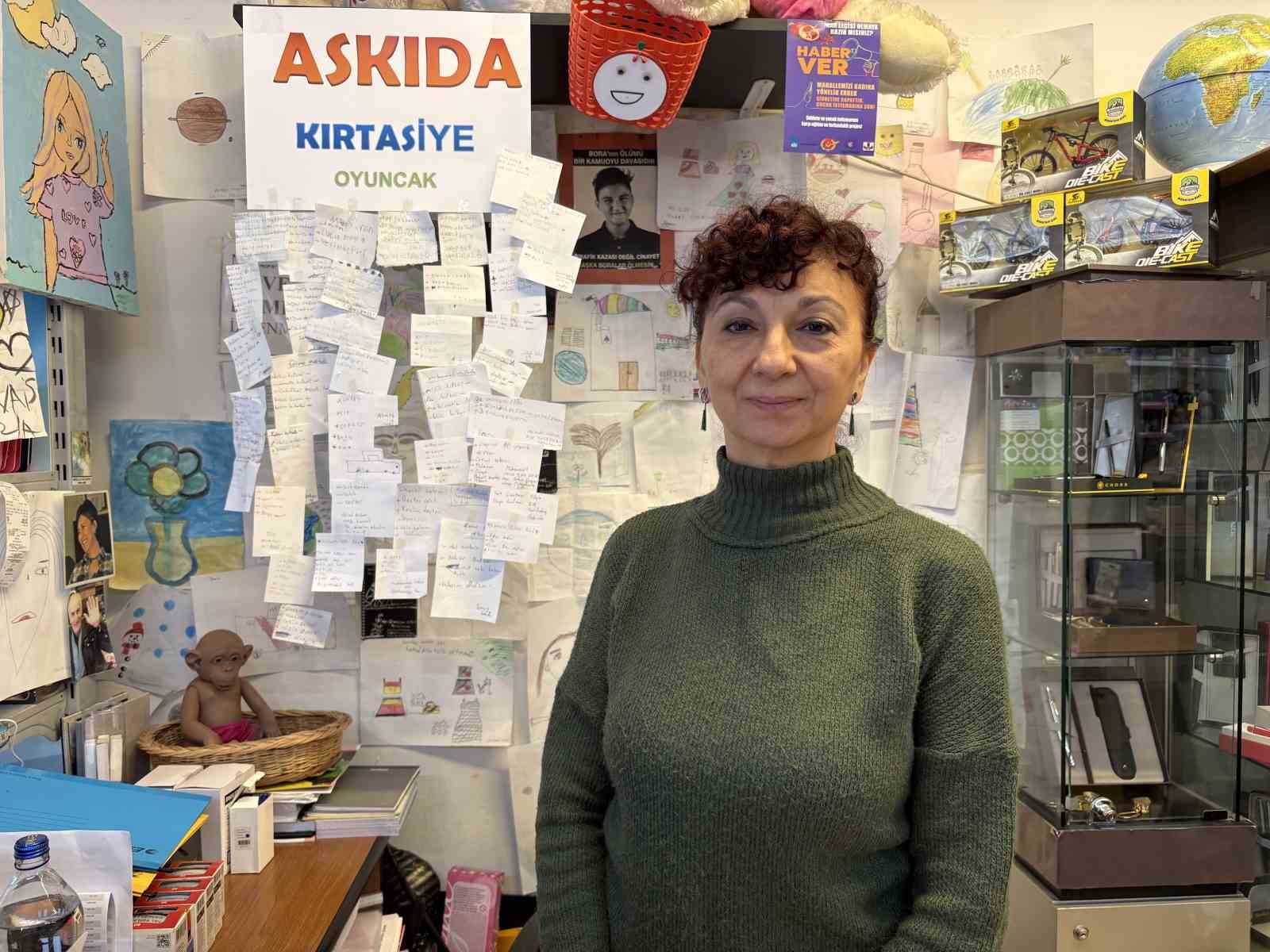 İzmir’de defter ve kalemler ‘askıda kırtasiye’ ile sahiplerini buluyor
