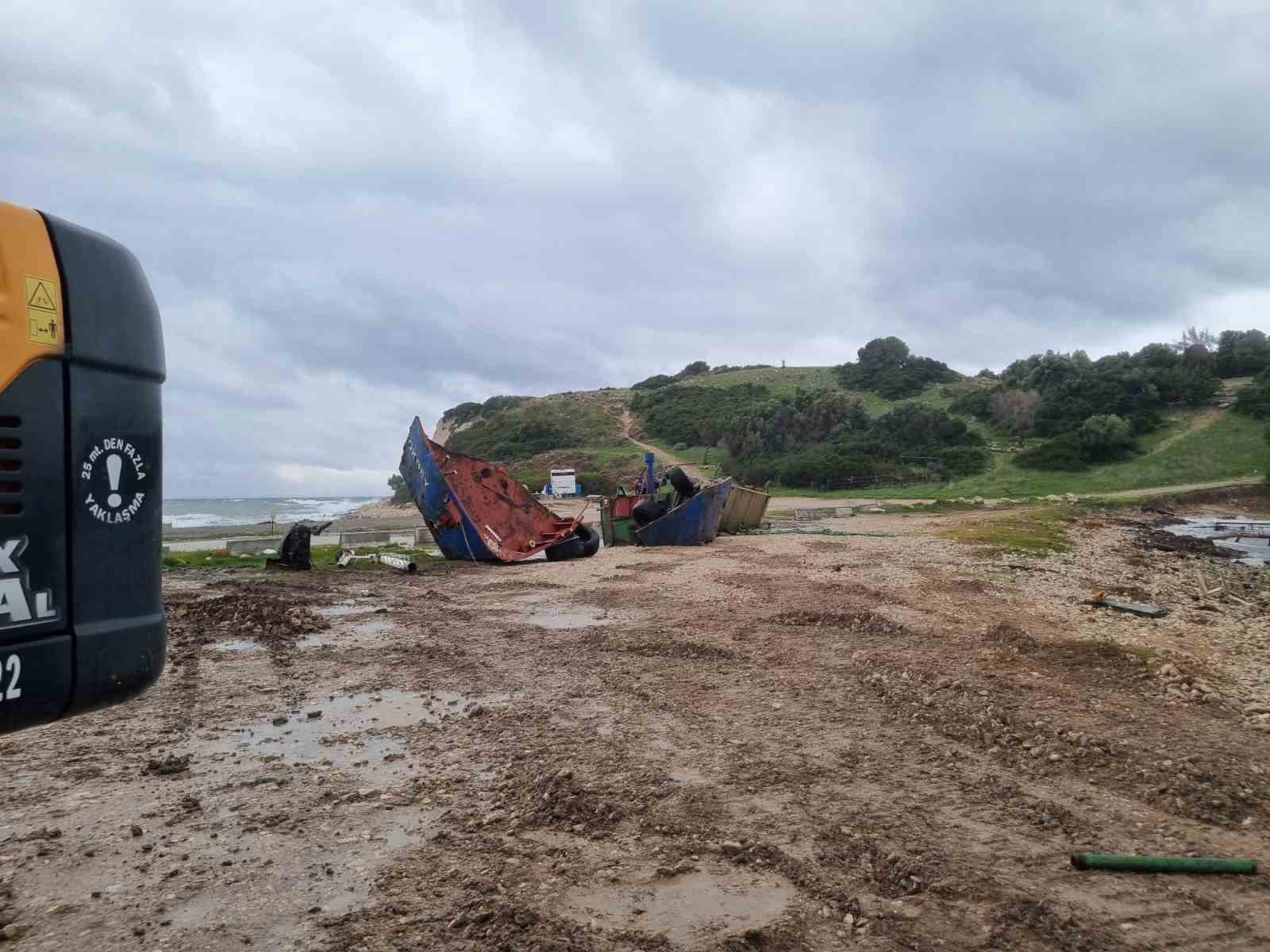 İzmir’de Demircili Sahili’ndeki hurda gemiye inceleme başlatıldı
İzmir’de Demircili Sahili’ndeki hurda gemiye inceleme başlatıldı