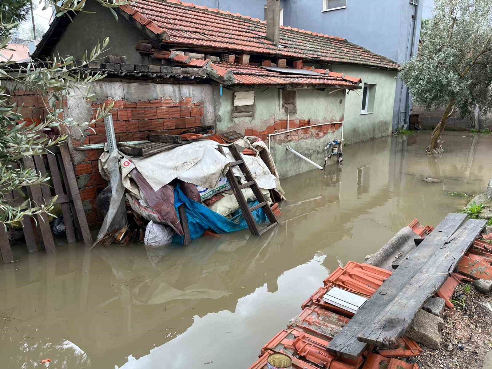 İzmir’de dere taştı, vatandaşlar çaresiz kaldı: "Televizyonda izlerdik, başımıza geldi"
