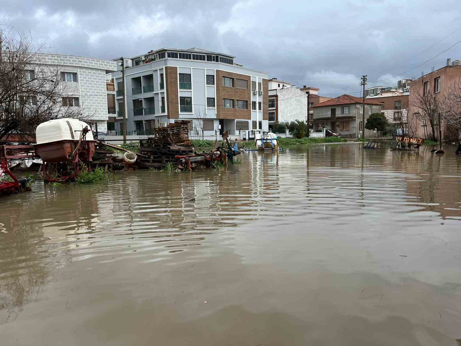 İzmir’de dere taştı, vatandaşlar çaresiz kaldı: "Televizyonda izlerdik, başımıza geldi"
