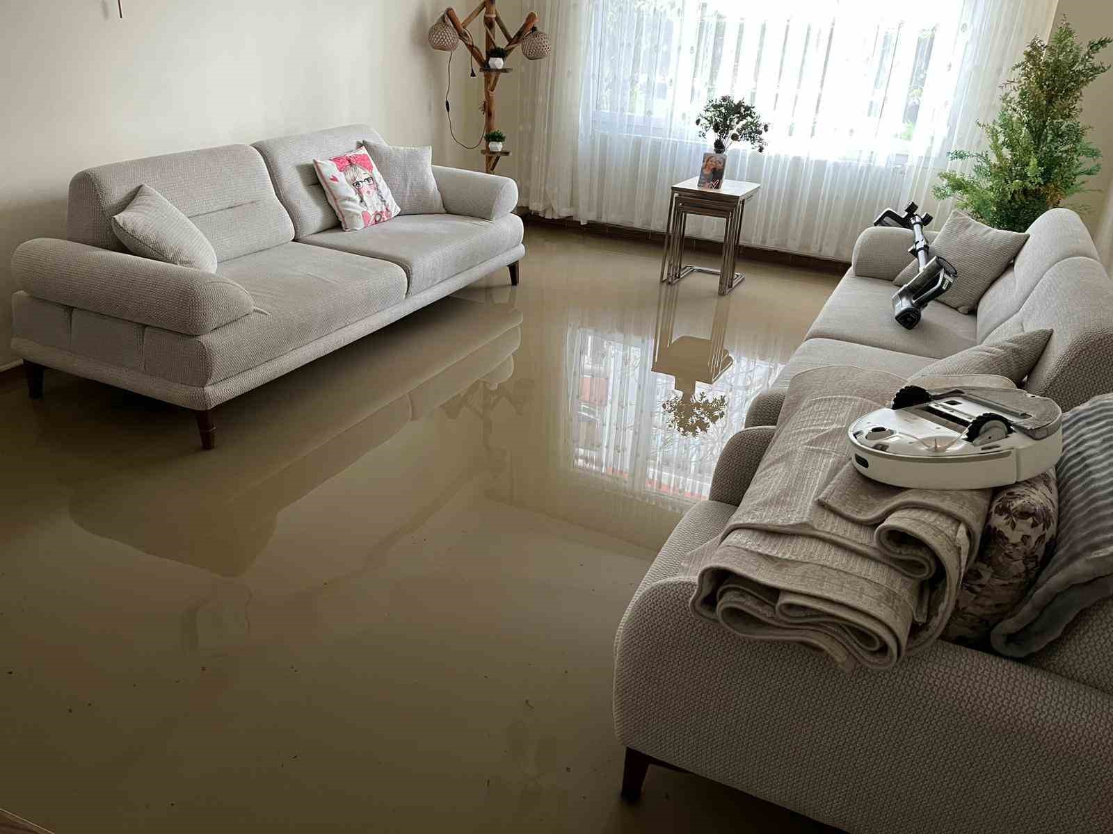 İzmir’de dere taştı, vatandaşlar çaresiz kaldı: "Televizyonda izlerdik, başımıza geldi"
