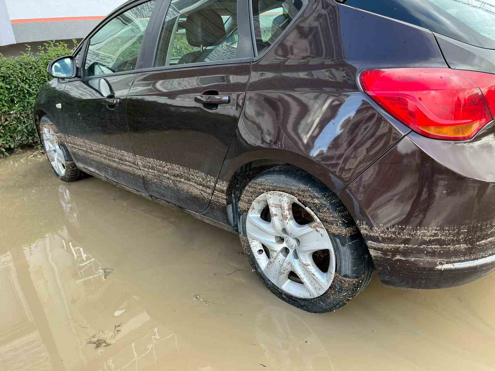 İzmir’de dere taştı, vatandaşlar çaresiz kaldı: "Televizyonda izlerdik, başımıza geldi"
