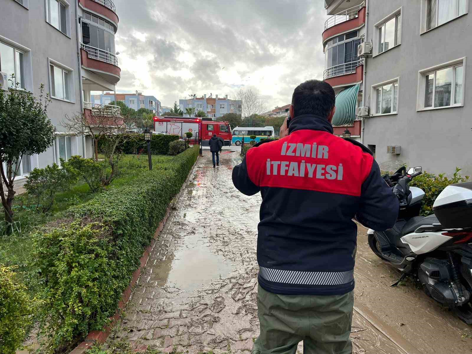 İzmir’de dere taştı, vatandaşlar çaresiz kaldı: "Televizyonda izlerdik, başımıza geldi"
