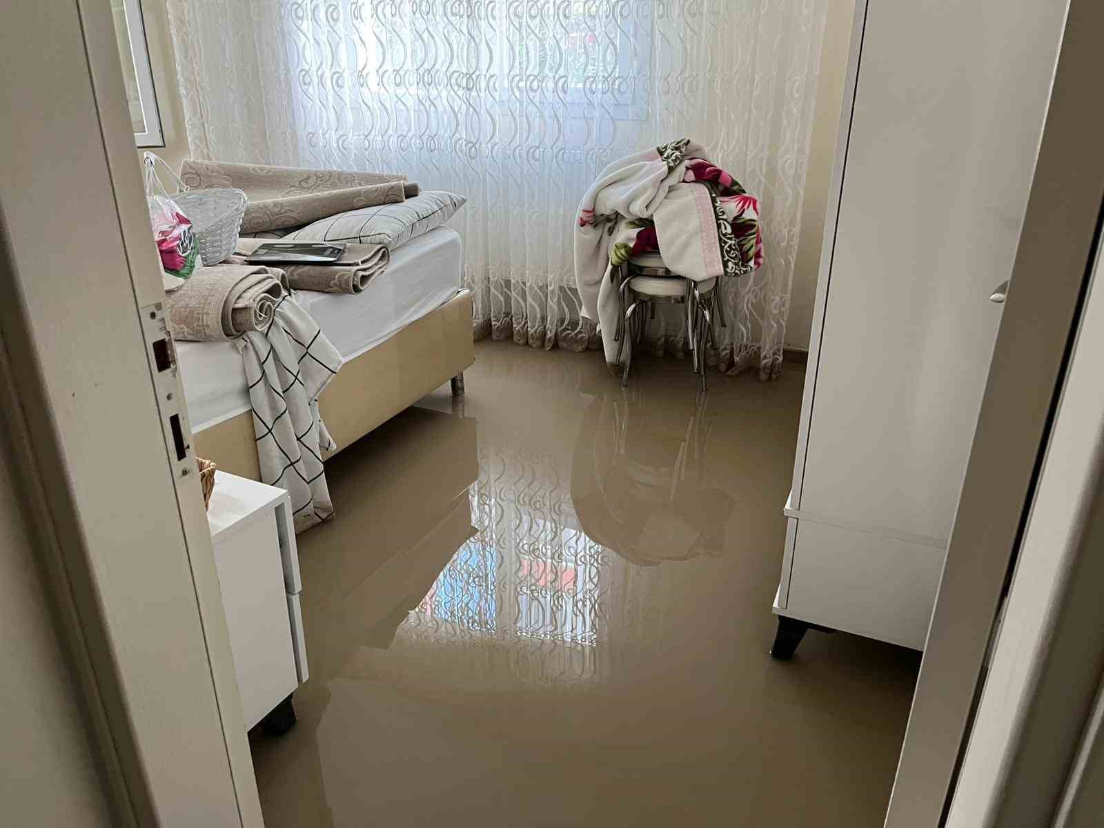 İzmir’de dere taştı, vatandaşlar çaresiz kaldı: "Televizyonda izlerdik, başımıza geldi"
