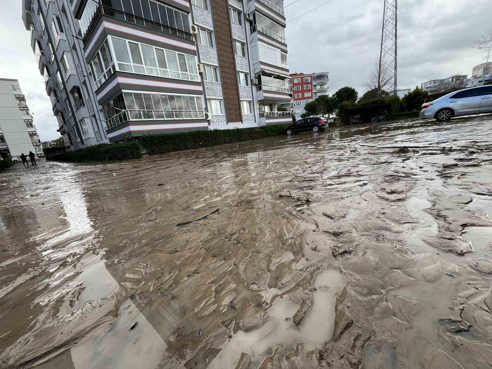 İzmir’de dere taştı, vatandaşlar çaresiz kaldı: "Televizyonda izlerdik, başımıza geldi"
