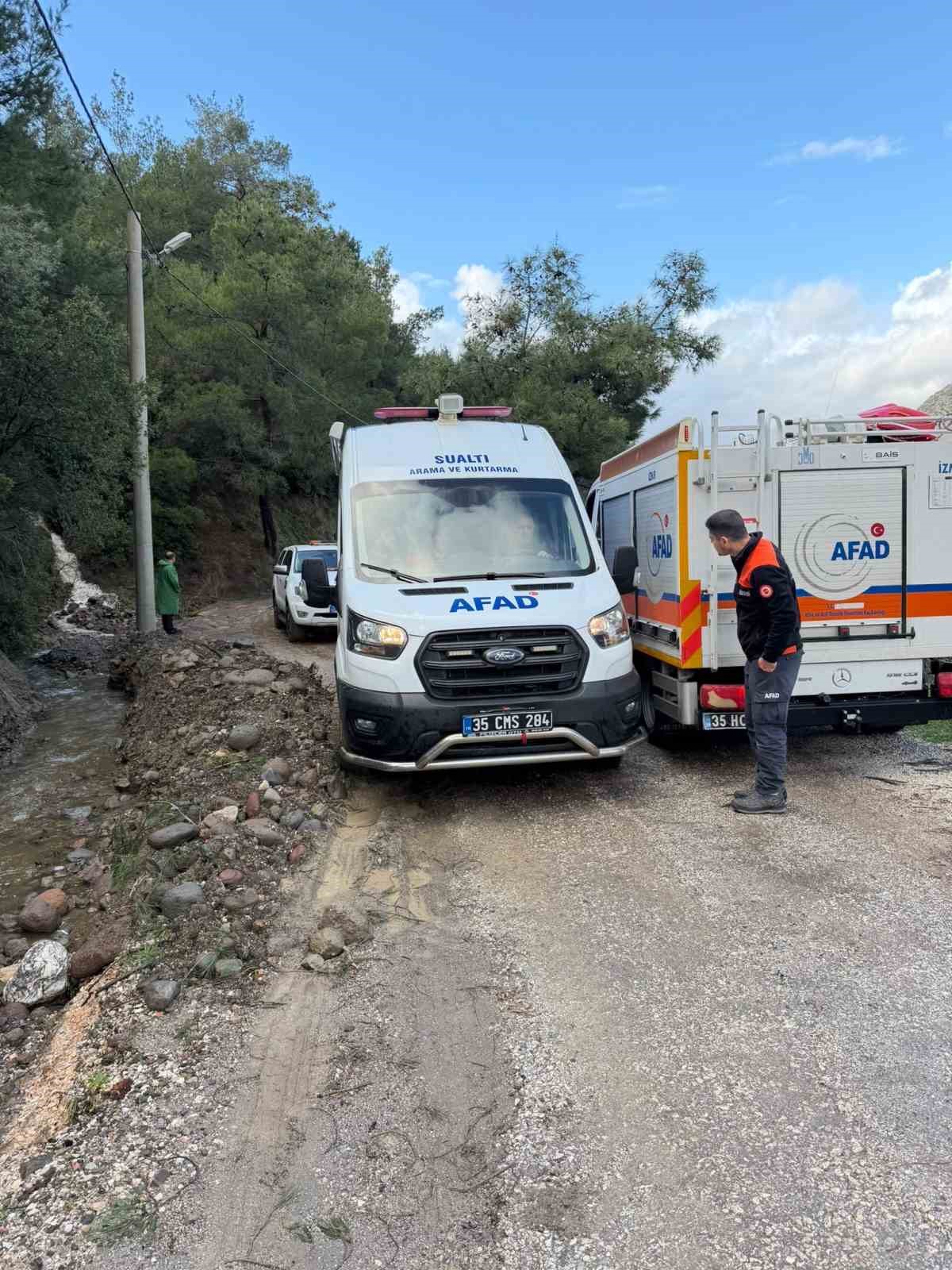 İzmir’de derede mahsur kalan 3 kişi kurtarıldı
