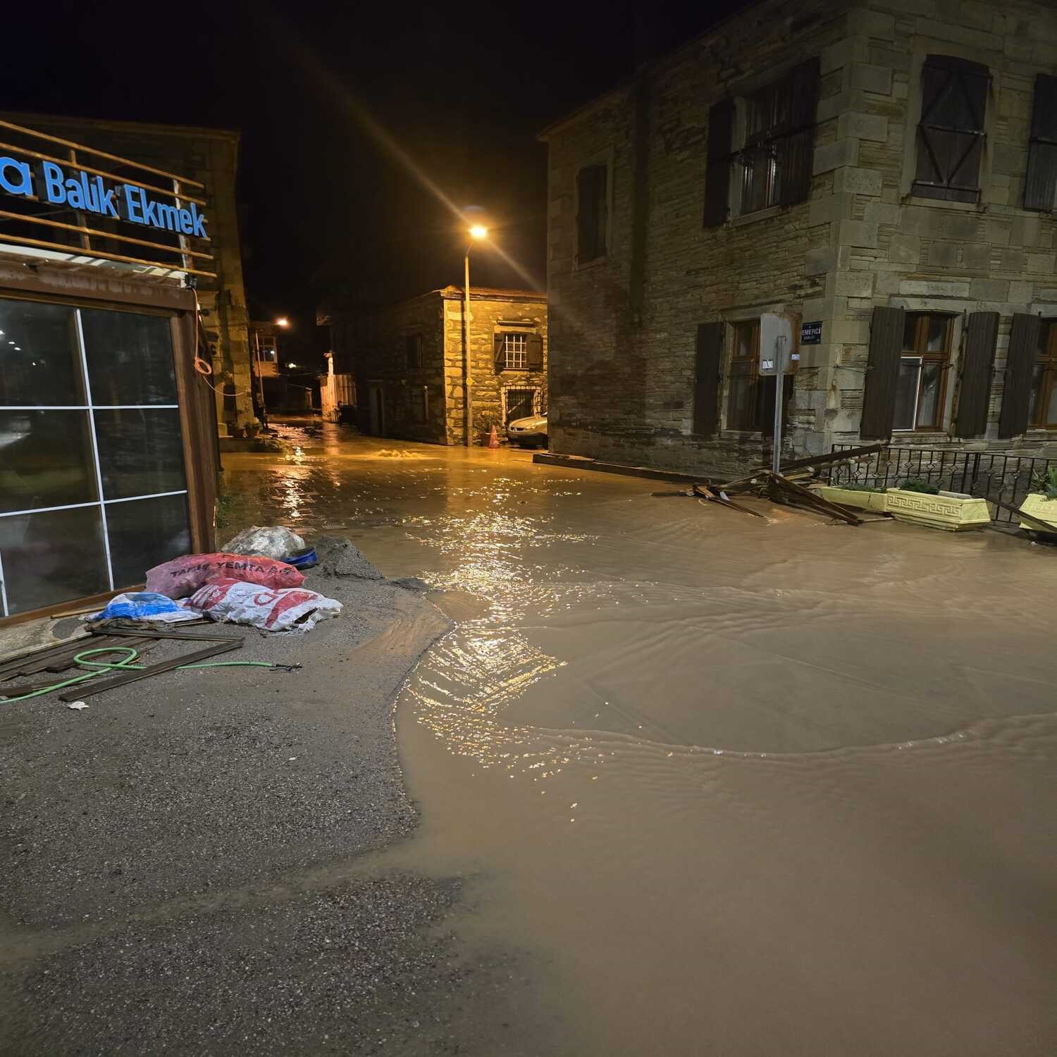 İzmir’de dereler taştı: Yeni Foça’yı su bastı
