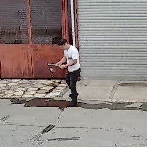 İzmir’de drift yaparken dükkana çarpan sürücü yakalandı
