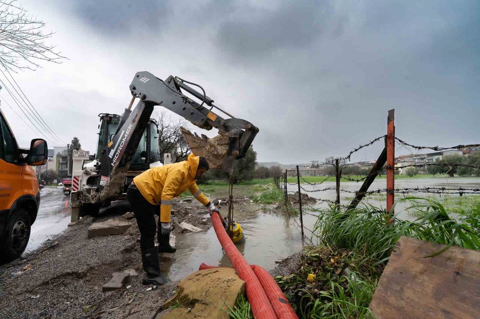 İzmir’de ekiplerin yağış seferberliği sürüyor
