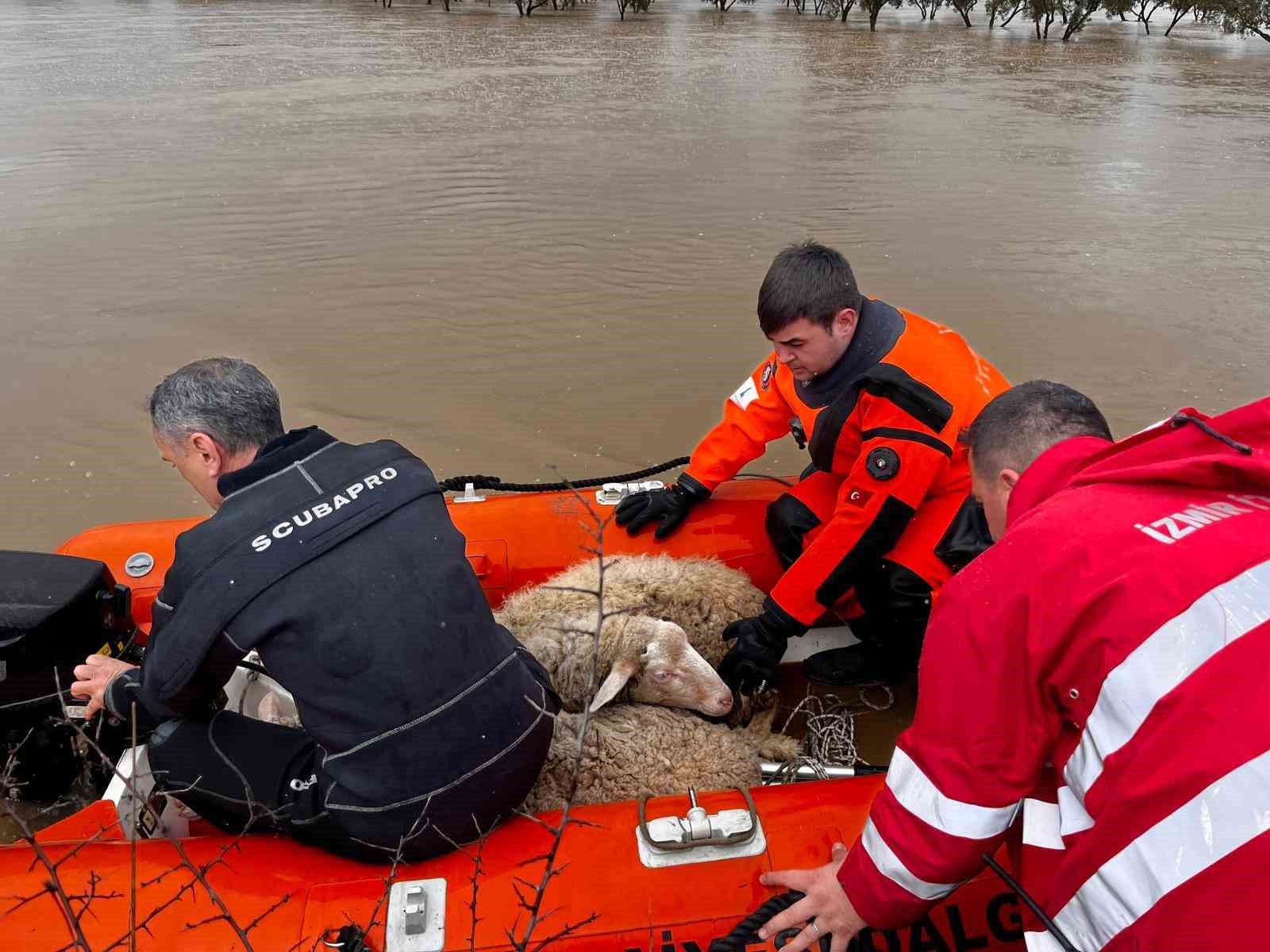 İzmir’de ekiplerin yağış seferberliği sürüyor
