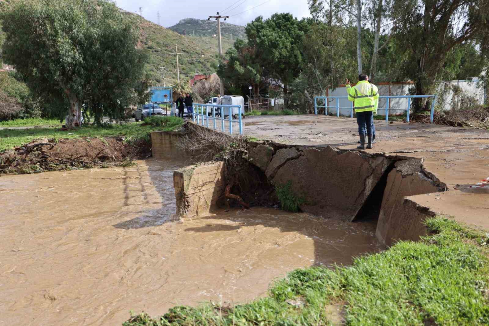 İzmir’de ekiplerin yağış seferberliği sürüyor
