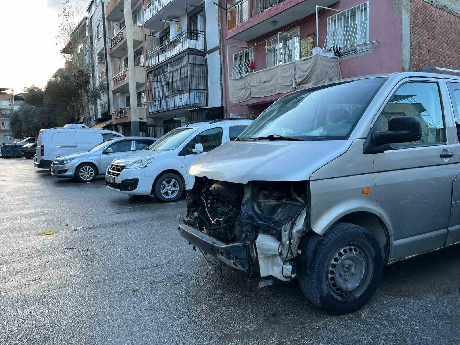 İzmir’de ev ve iş yerleri sele teslim oldu
