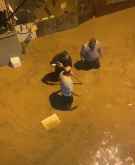 İzmir’de ev ve iş yerleri sele teslim oldu
