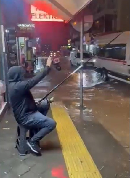 İzmir’de ev ve iş yerleri sele teslim oldu
