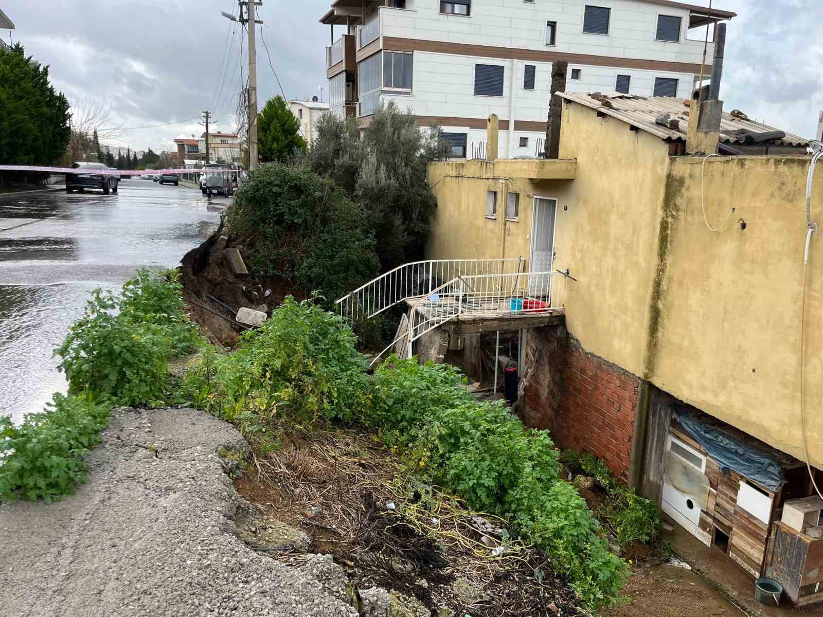 İzmir’de evin istinat duvarı çöktü: 3 kişi tahliye edildi
