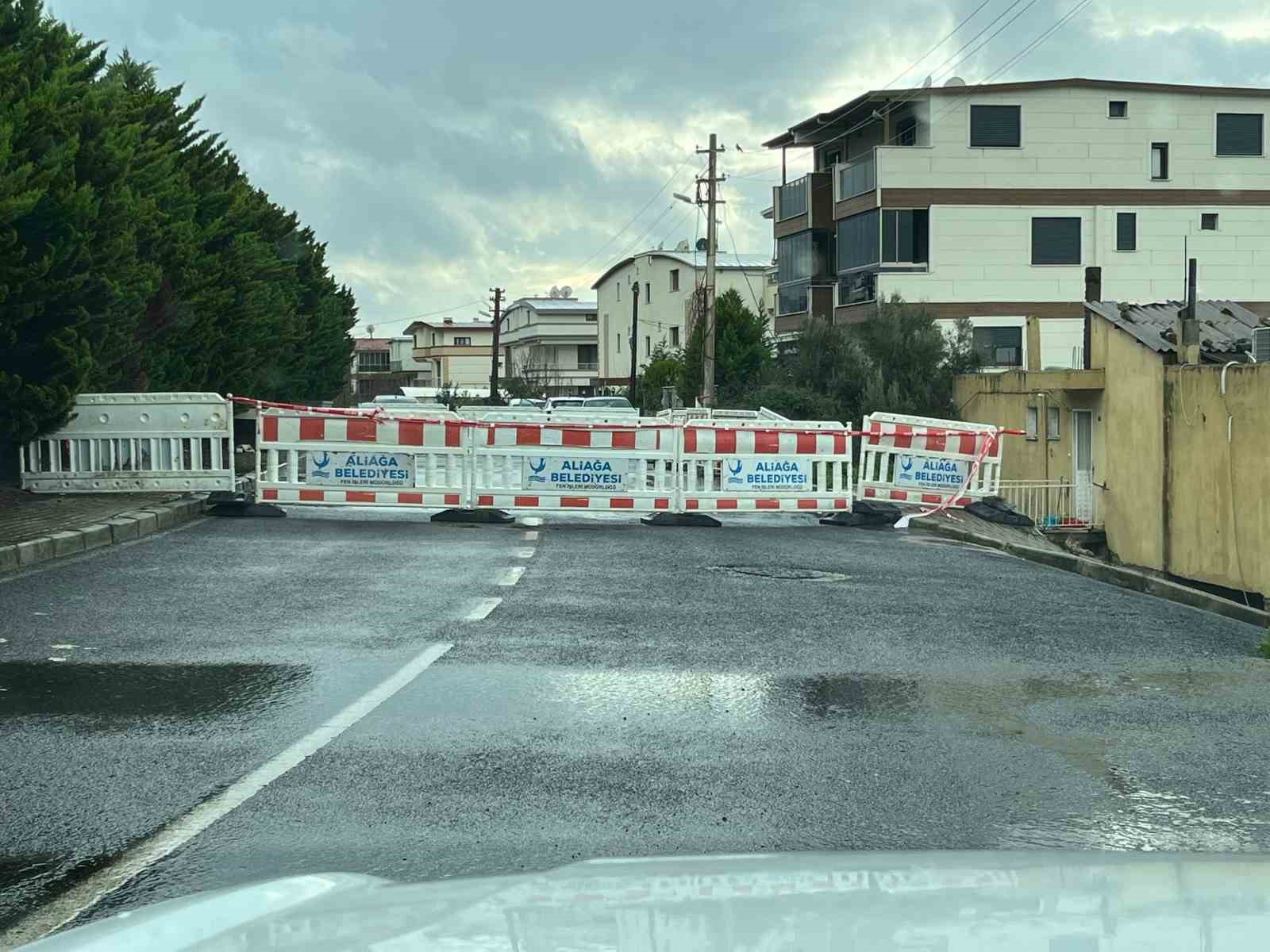 İzmir’de evin istinat duvarı çöktü: 3 kişi tahliye edildi
