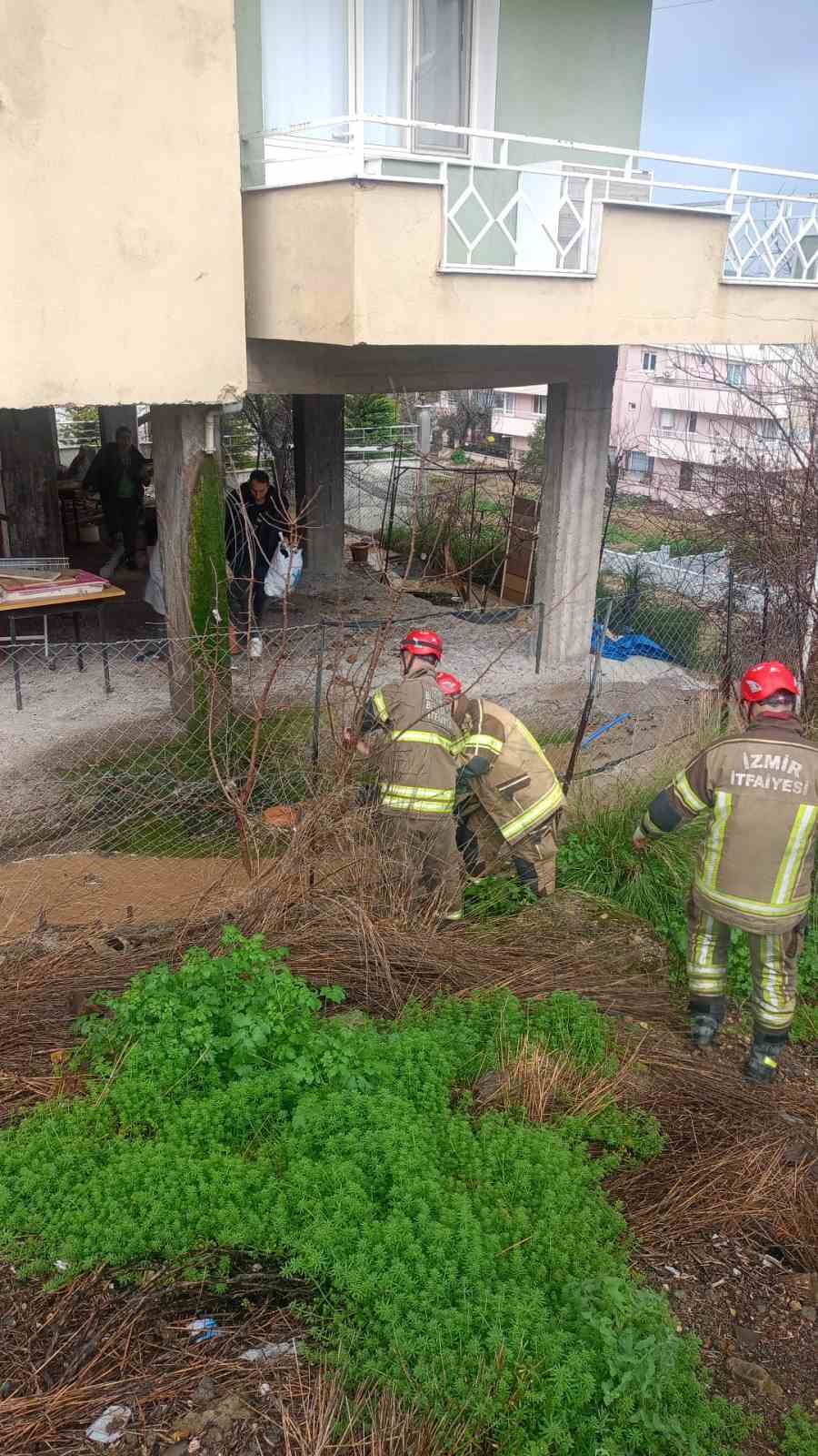 İzmir’de evin istinat duvarı çöktü: 3 kişi tahliye edildi
