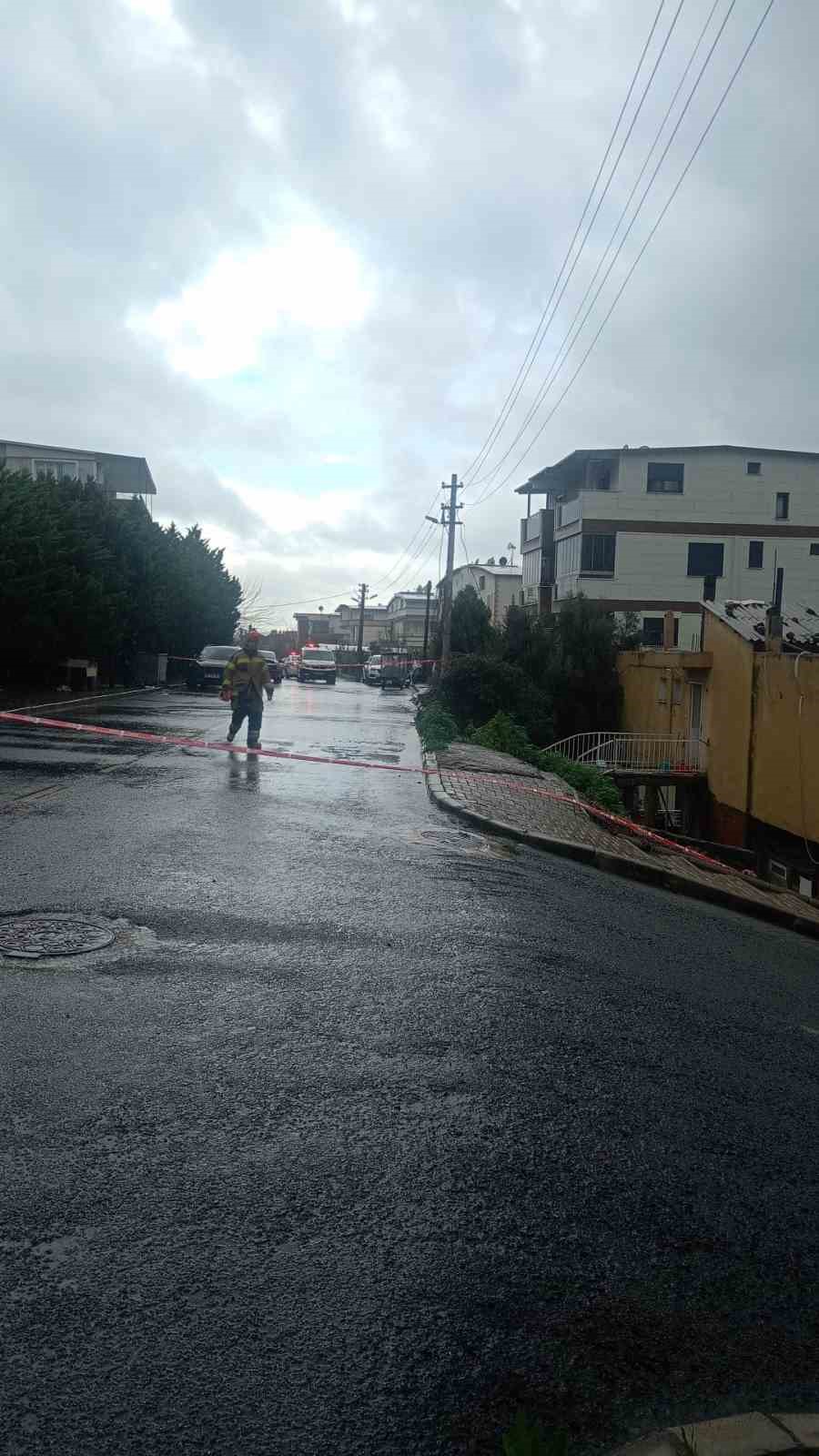 İzmir’de evin istinat duvarı çöktü: 3 kişi tahliye edildi
