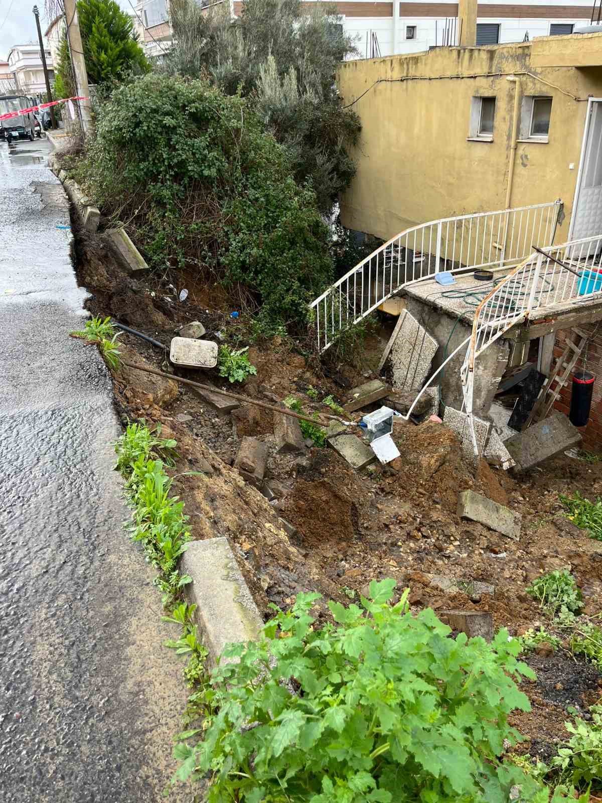 İzmir’de evin istinat duvarı çöktü: 3 kişi tahliye edildi
