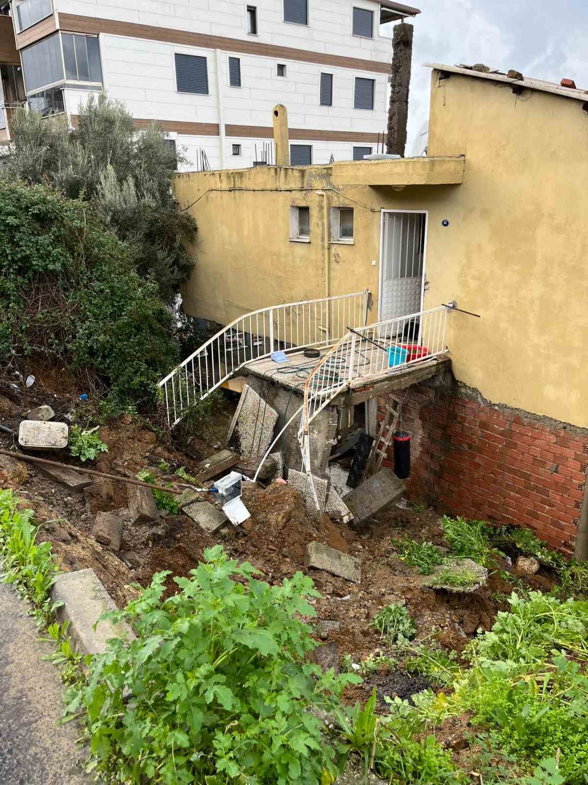 İzmir’de evin istinat duvarı çöktü: 3 kişi tahliye edildi
