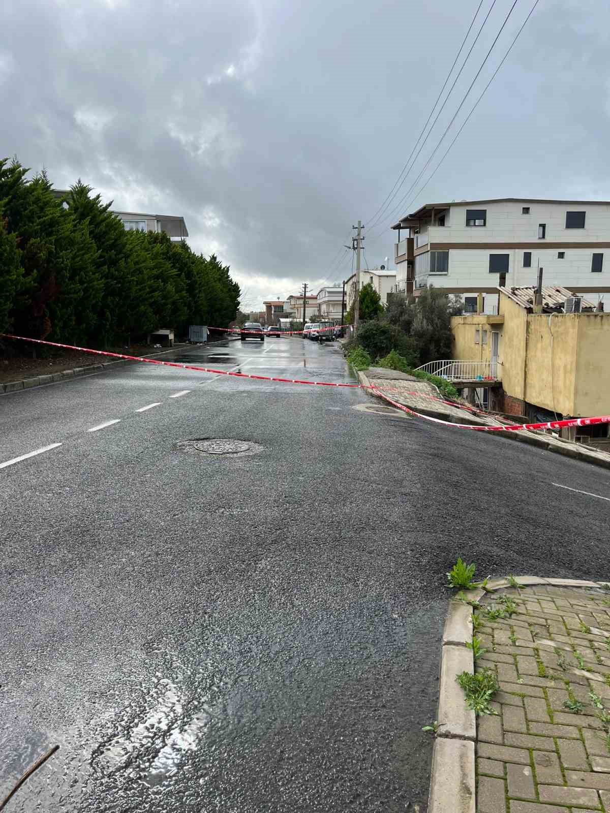 İzmir’de evin istinat duvarı çöktü: 3 kişi tahliye edildi
