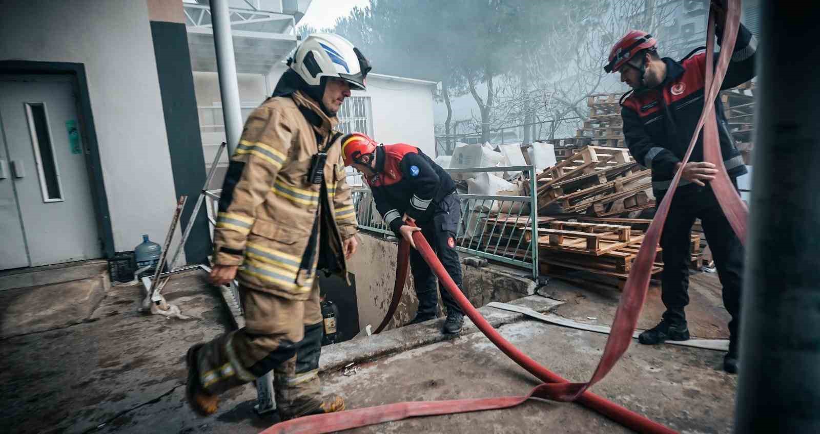 İzmir’de fabrikada çıkan yangın söndürüldü
