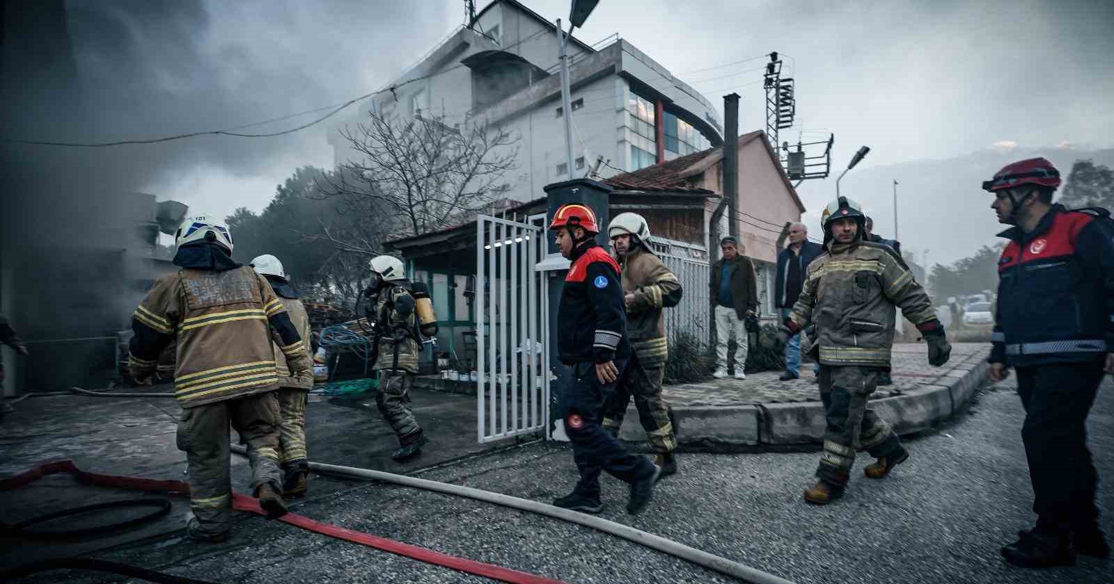 İzmir’de fabrikada çıkan yangın söndürüldü
