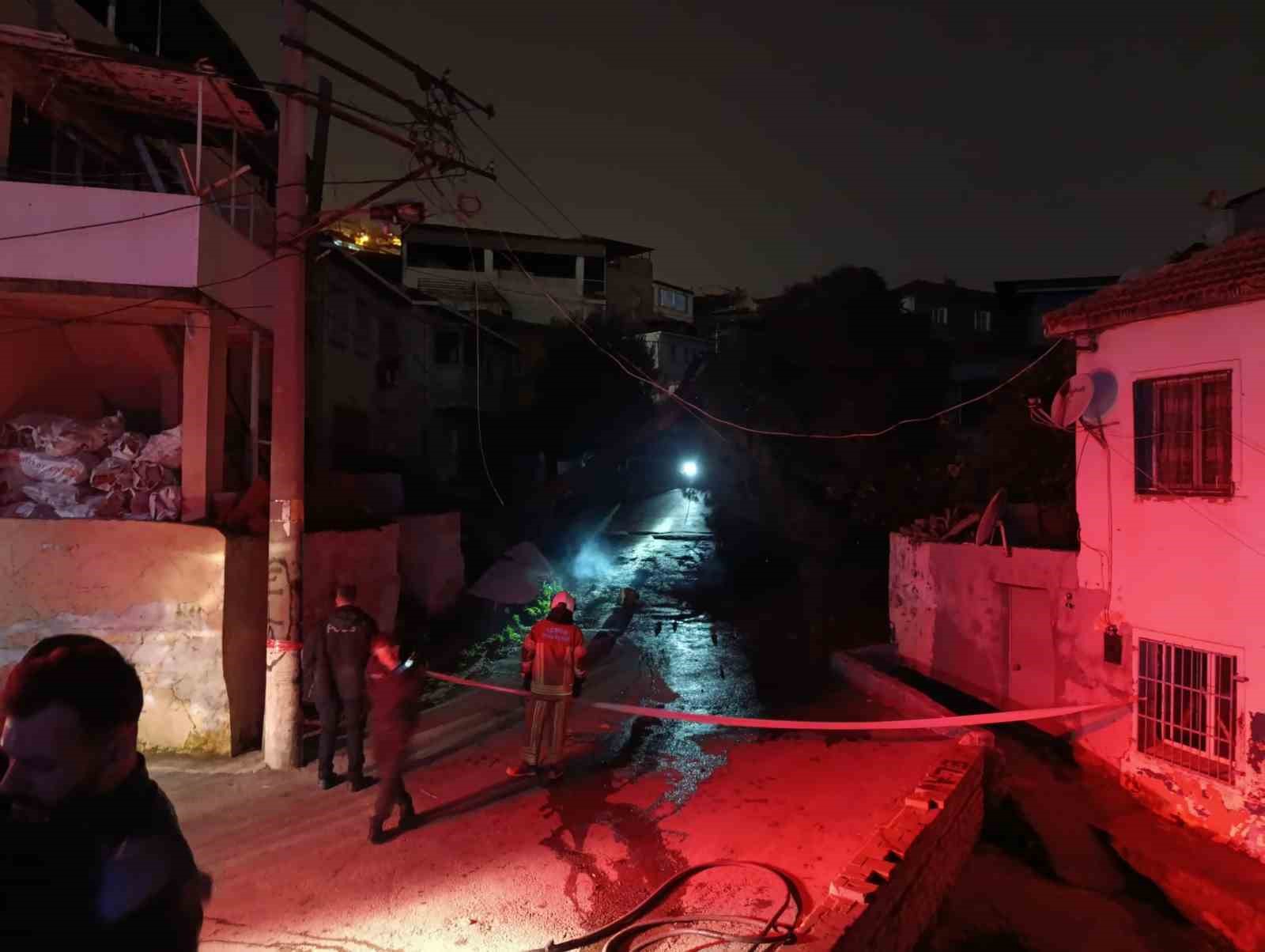 İzmir’de fırtına nedeniyle devrilen ağaç alev aldı
İzmir’de fırtına nedeniyle devrilen ağaç alev aldı