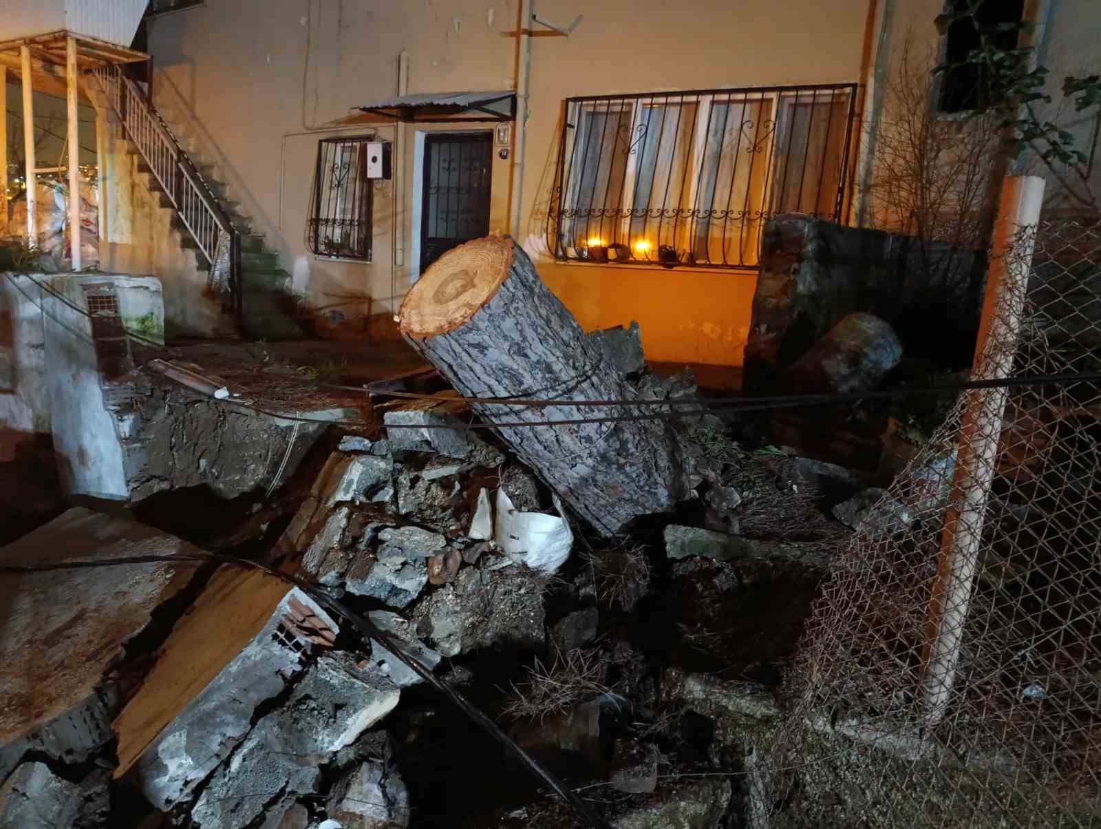 İzmir’de fırtına nedeniyle devrilen ağaç alev aldı
İzmir’de fırtına nedeniyle devrilen ağaç alev aldı