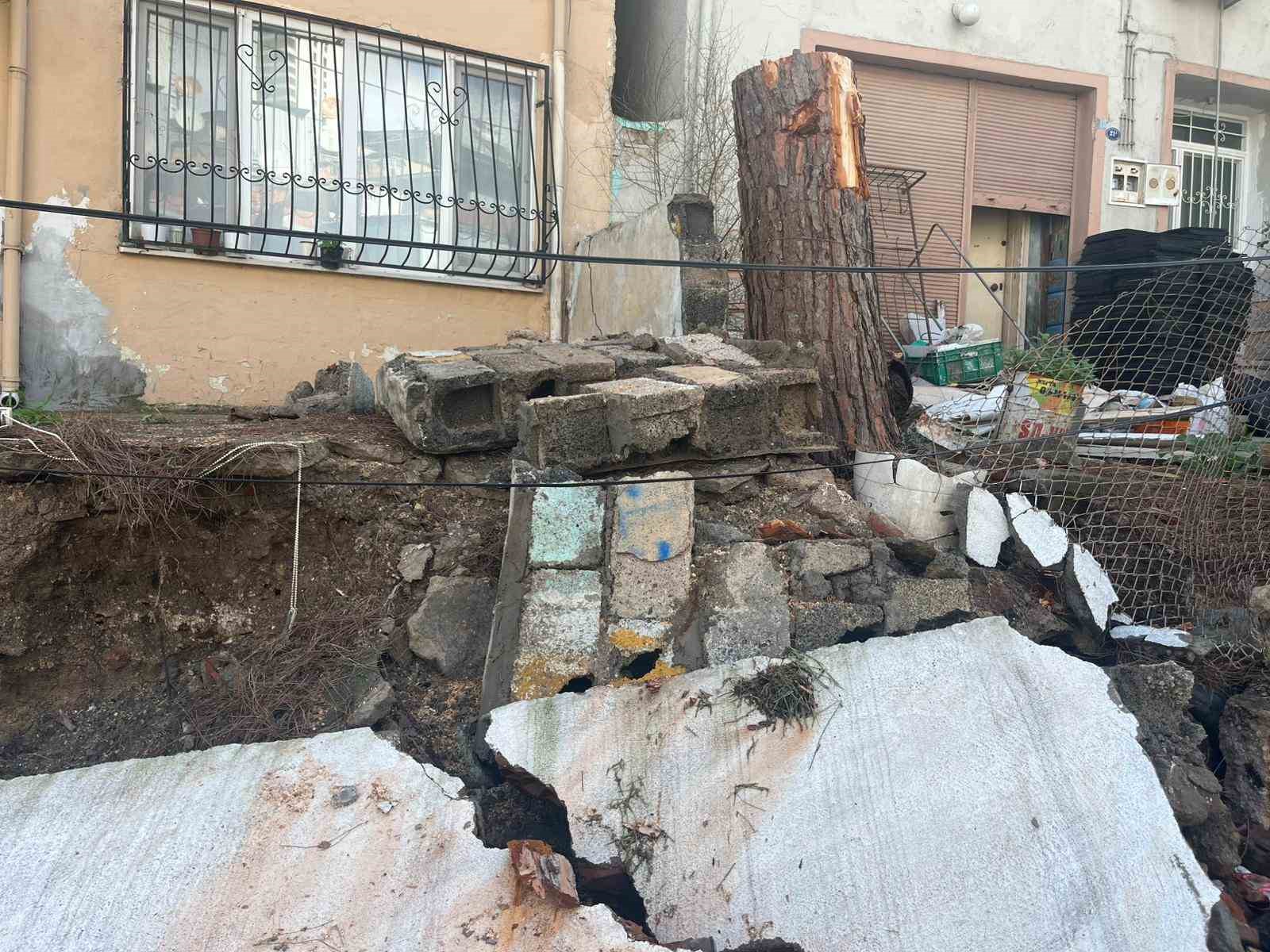 İzmir’de fırtına nedeniyle devrilen ağaç alev aldı
İzmir’de fırtına nedeniyle devrilen ağaç alev aldı