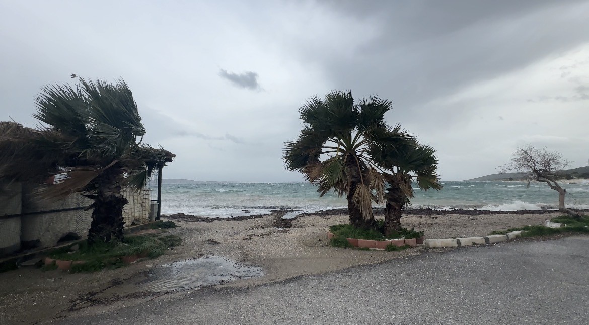 İzmir’de fırtına ve dev dalgalar tekneleri batırdı
